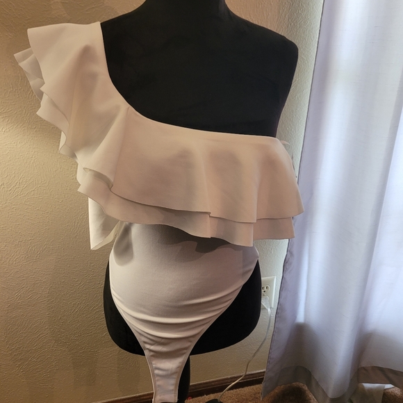 One Shoulder Ruffle Bodysuit - Picture 3 of 3